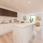 New In The Centre Of Malahide Village Apartamento