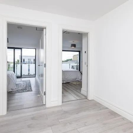 New In The Centre Of Malahide Village *