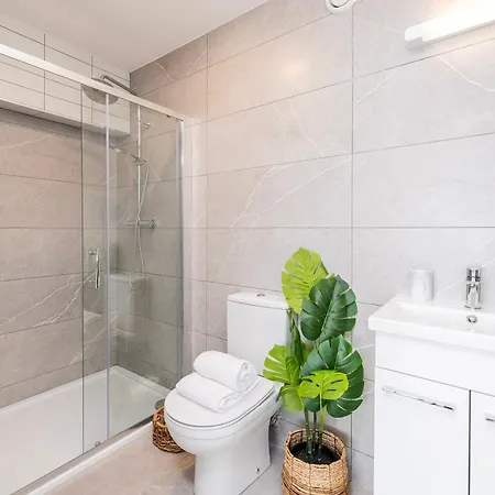 아파트 New In The Centre Of Malahide Village