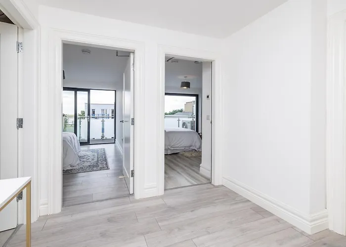 New In The Centre Of Malahide Village *