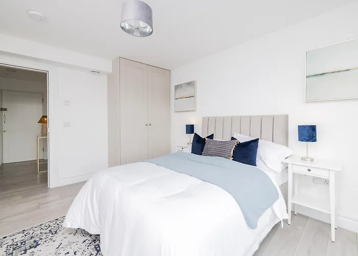 아파트 New In The Centre Of Malahide Village *